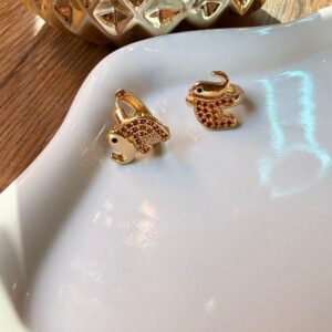 A18858 ARETE CON DISEÑO DE ELEFANTE BRILLOS NARANJA 18K