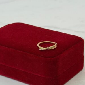 18093 ANILLO CON LINEAS DE BRILLOS 18K