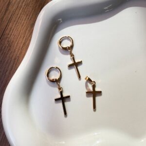 J18022 JUEGO DE ARETE Y DIJE DE CRUZ 18K