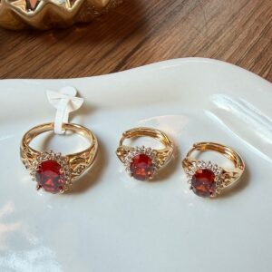 J18025 JUEGO DE ARETES Y ANILLO PIEDRA ROJA Y BRILLOS 18K