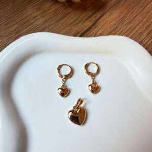 J18024 JUEGO DIJE Y ARETES DE CORAZON 18K