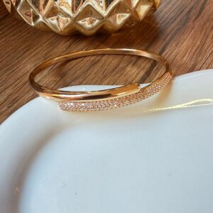 B18028 BRAZALETE CON LINEA DE BRILLOS 57MM 18K