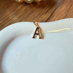 D18047 DIJE DE LETRA  CON BRILLO 18K