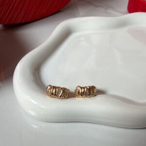 A18908 ARETE CON LINEAS DE BRILLOS 18K