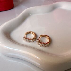 A18917 ARETE CON LINEA DE PIEDRAS 18K