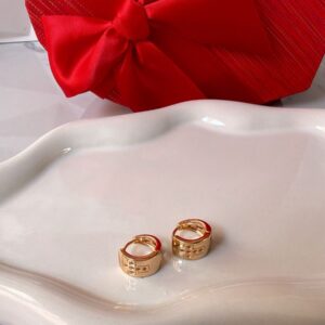 A18915 ARETE CON FORMA DE CRUZ CON BRILLOS NARANJA 18K