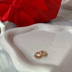 A18927 ARETE CHICO CON LINEA DE BRILLOS 18K