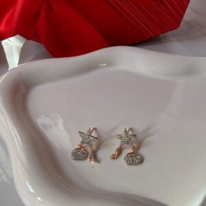 A18924 ARETE ESTRELLA Y DIJES PEQUEÑOS CON BRILLOS 18K