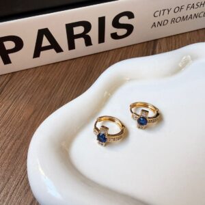 A18913 ARETE FORMA DE CRUZ CON PIEDRA AZUL 18K