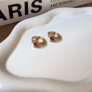 A18873 ARETE CON LINEA DE BRILLOS Y PIEDRA NARANJA 18K