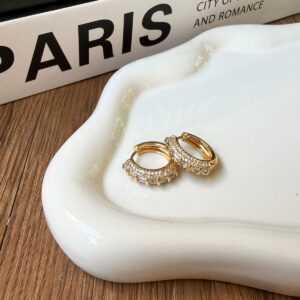 A18870 ARETE CON LINEAS DE BRILLOS 18K