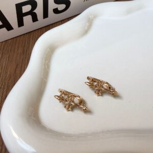 A18898 ARETE FORMA DE CRUZ 18K