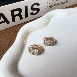 A18894 ARETE CUADRADO CON PIEDRA AL CENTRO Y BRILLOS 18K