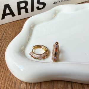 A18888 ARETE CON LINEA DE PIEDRAS DE COLORES Y BRILLOS A LOS LADOS 18K