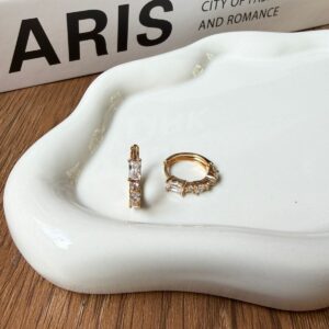 A18906 ARETE CON LINEA DE PIEDRAS 18K