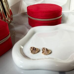 A18925 ARETE FORMA DE CORAZON CON LINEA DE BRILLOS 18K