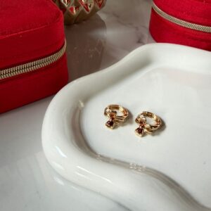 A18934 ARETE MINI DE MOÑO CON BRILLO ROJO 18K