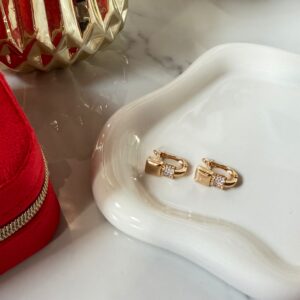 A18916 ARETE FORMA DE CUADROS LISO Y BRILLOS 18K