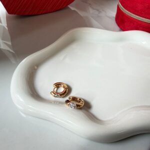 A18897 ARETE LISO CON BRILLO AL CENTRO 18K