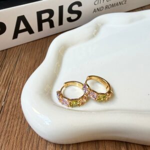 A18940 ARETE CON LINEA DE PIEDRAS DE COLORES 18K