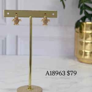 A18963 ARETE DE FORMA DE TORTUGA CON BRILLOS 18K