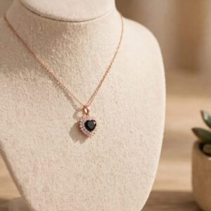 D18046 DIJE DE CORAZON CON PIEDRA NEGRA Y BRILLOS 18K