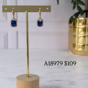 A18979 ARETE COLGANTE DE PIEDRA AZUL CON BRILLOS A LOS LADOS 18K