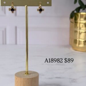 A18982 ARETE FORMA DE CRUZ CON PIEDRA NEGRA Y BRILLOS 18K