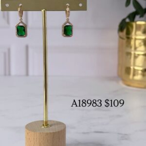 A18983 ARETE COLGANTE PIEDRA VERDE CON BRILLOS A LOS LADOS 18K