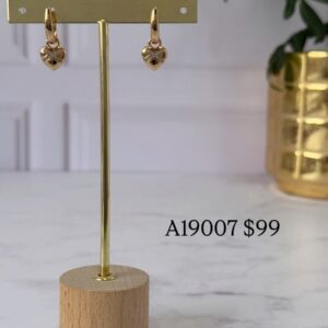 A19007 ARETE COLGANTE DE CORAZON CON LINEAS DE BRILLOS 18K