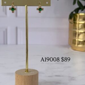 A19008 ARETE FORMA DE CRUZ CON BRILLOS Y PIEDRA VERDE 18K