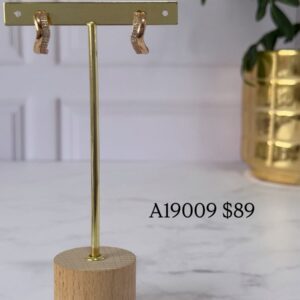 A19009 ARETE CURVO CON LINEA LISA Y CON BRILLOS 18K