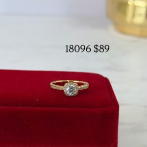 18096 ANILLO CON PIEDRA CUADRADA Y BRILLOS A LOS LADOS 18K