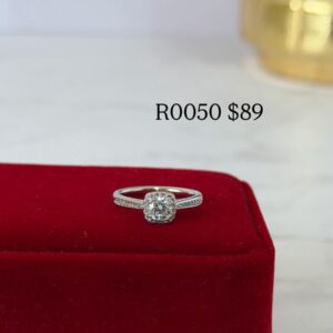 R0050 ANILLO PIEDRA CUADRADA CON BRILLOS A LOS LADOS RODIO