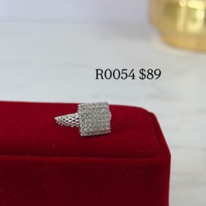 R0054 ANILLO CON PIEDRA CUADRADA Y BRILLOS RODIO