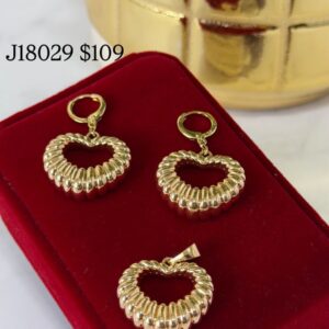 J18029 JUEGO DE DIJE Y ARETES FORMA DE CORAZON 18K