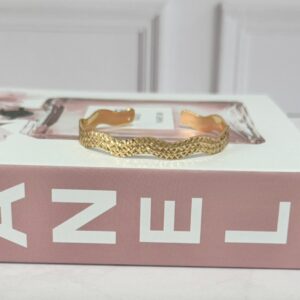 B18046 BRAZALETE ABIERTO ONDEADO CON GRABADO 62MM 18K