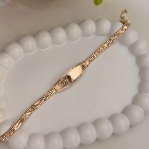 P18452 PULSERA ESLABON RECTANGULAR CON DISEÑOS Y PLACA 19CM 18K