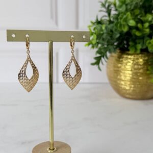 A181042 ARETE DISEÑO HOJA CALADA FORMA DE GOTA 18K