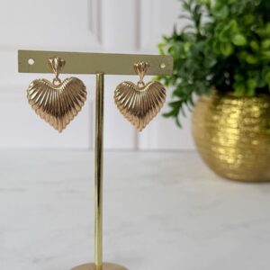 A181040 ARETE FORMA DE CORAZON CON TEXTURA DE CONCHA 18K