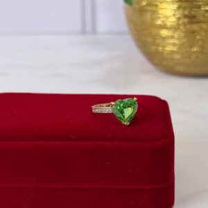 18111 ANILLO CORAZON  PIEDRA VERDE 18K
