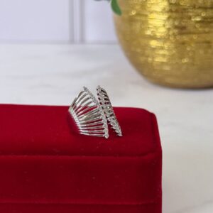 R0060 ANILLO AJUSTABLE TIPO ARMADURA CON LINEAS DE BRILLOS RODIO