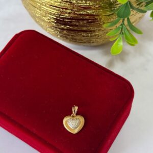 D18070 DIJE CORAZON CON BRILLOS AL CENTRO 18K