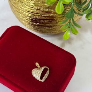 D18071 DIJE DE CORAZON CON LINEAS DE BRILLOS 18K