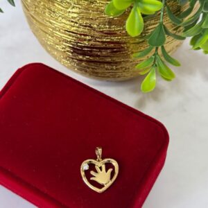 D18058 DIJE DE CORAZON CON DISEÑO DE MANO Y PIEDRA BLANCA 18K
