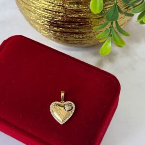 D18067 DIJE DE CORAZON BRILLOS ALREDEDOR TEXTO MAMA 18K