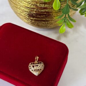 D18065 DIJE CORAZON CON BRILLOS AL CENTRO 18K