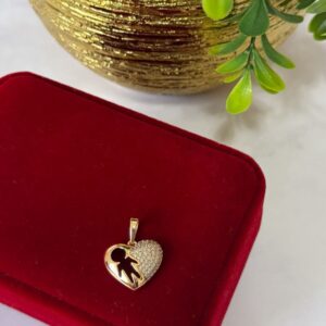 D18063 DIJE DISEÑO CORAZON CON BRILLOS DIVIDIDO SILUETA DE NIÑO 18K