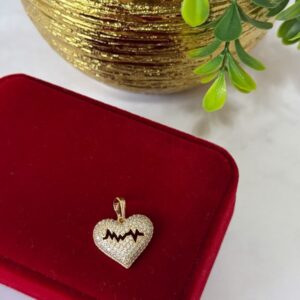 D18064 DIJE FORMA DE CORAZON CON BRILLOS DISEÑO ZIGZAG 18K