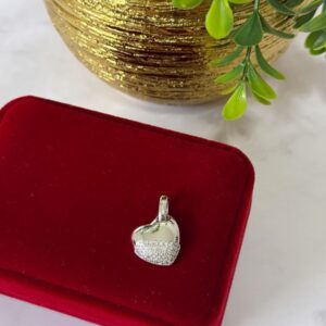 DR009 DIJE CORAZON MITAD LISA Y MITAD CON BRILLOS RODIO